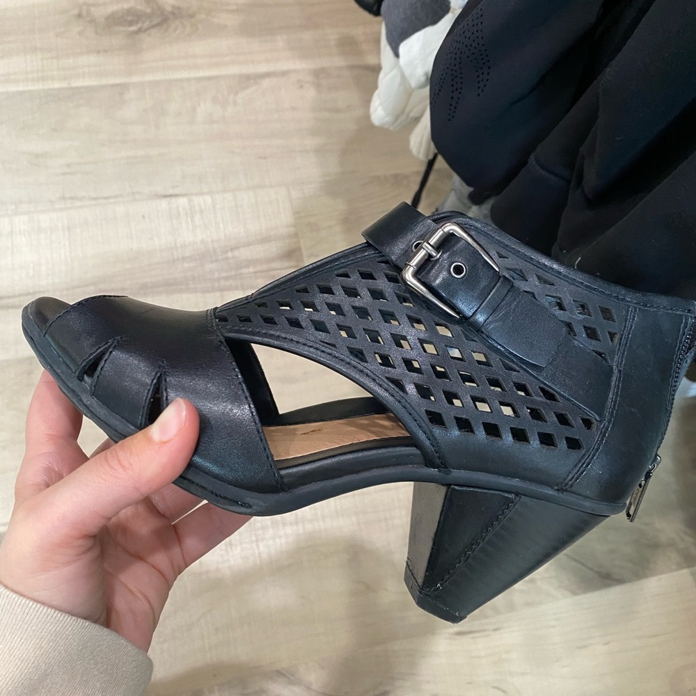 Black Virgo earth sandals